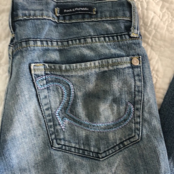 Rock & Republic light wash, low rise, boot leg size 28 jeans - Picture 2 of 5